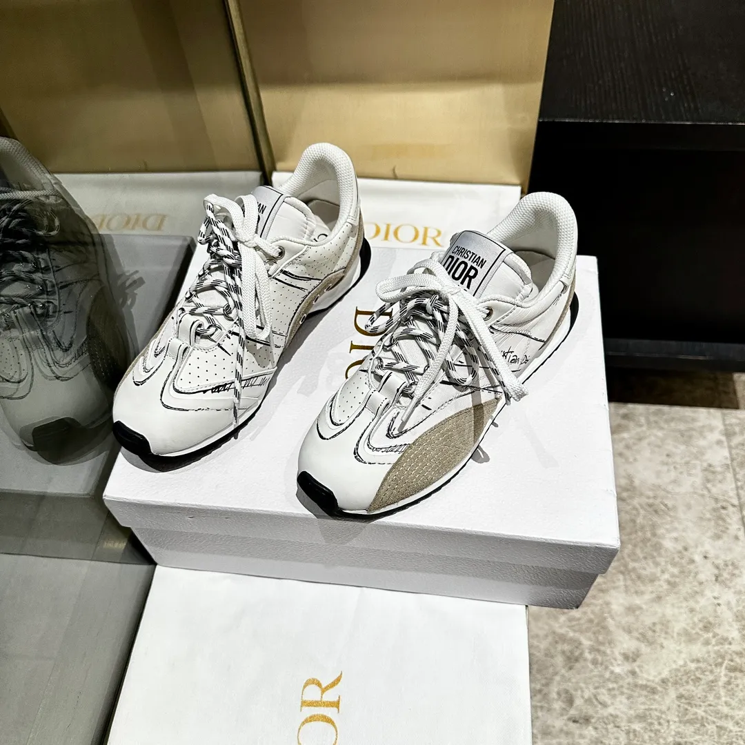 👟👟Ex-factory price 560👟👟, 2025, new series, this Dior, C'est sneaker shows eye-catching and fashionable style. Carefully crafted, the 3D printed design of the upper is super fashionable, and the details also add a touch of elegance. The lightweight two-tone sole offers exceptional comfort and sporty style. Can add a stylish touch to any casual look. The tongue and sole are decorated with the Christian Paris logo, and the cowhide design is styled. Women's size 35-40